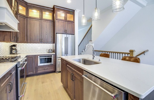 Hitch Village - Fred Wessels Homes Casa | Charming Savannah Townhome - 1 Block to Riverwalk!
