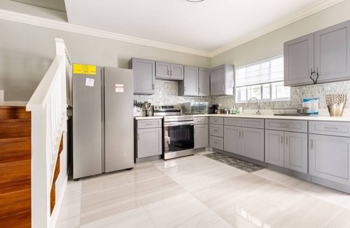 IronShore Estates Casa | Charming Sea View Town House Chef Driver Optional