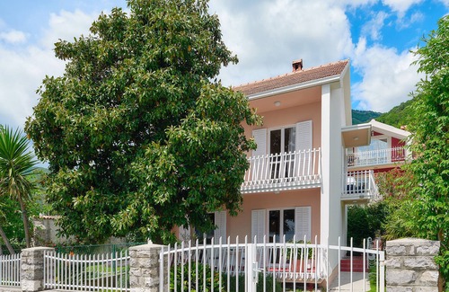 Bijela Villa | Villa Magnolia encanto frente al mar, 4 * en Bijela, bahía de Kotor / 6 personas