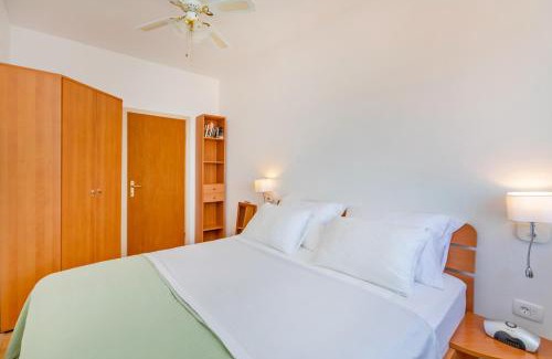 Lozica Apartamento | Charming Seafront Stay at Villa Mara