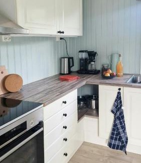 Torjulvagen Casa | Charming Seaside Cabin In Tingvoll