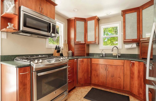 Seattle Metro Area Casa | Charming Seattle Hideaway - 1 block from lake WA