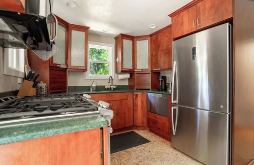 Seattle Metro Area Casa | Charming Seattle Hideaway - 1 block from lake WA