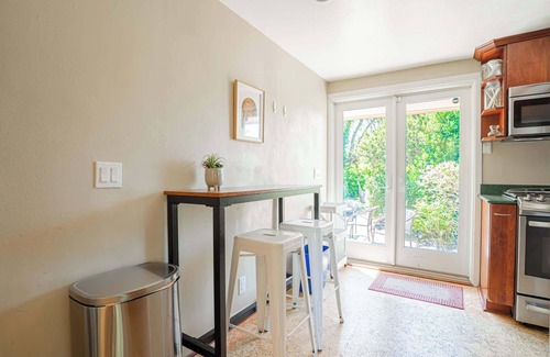 Seattle Metro Area Casa | Charming Seattle Hideaway - 1 block from lake WA