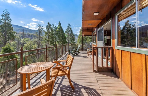 Posey Cabina | Charming Sequoia National Forest Cabin with Breathtaking Views