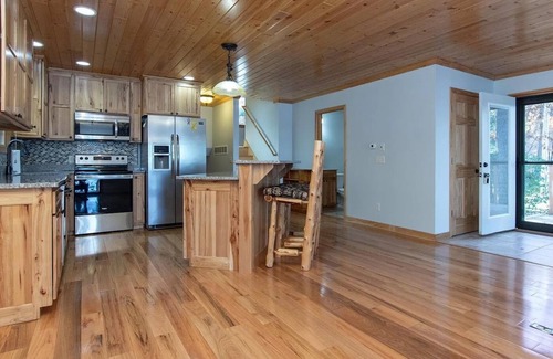Motley Cabina | Charming Shamineau Lake Cabin