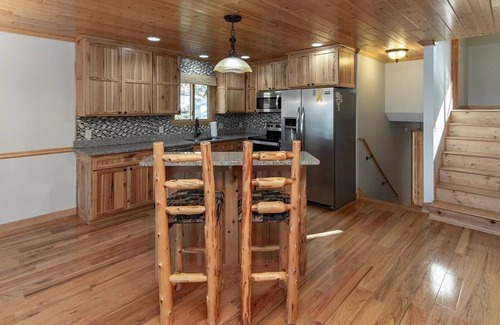 Motley Cabina | Charming Shamineau Lake Cabin