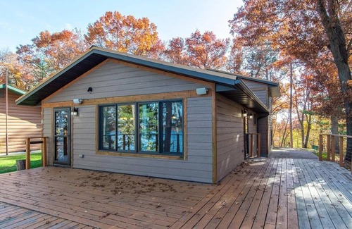 Motley Cabina | Charming Shamineau Lake Cabin