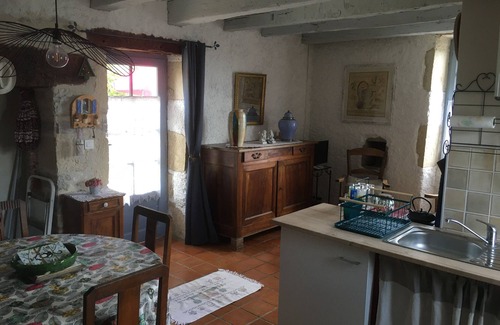 Saint-Medard Casa | Charming simplicity and a shared pool are the hallmarks of Esther's home.