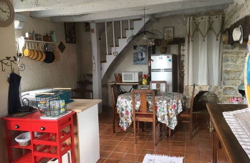 Saint-Medard Casa | Charming simplicity and a shared pool are the hallmarks of Esther's home.
