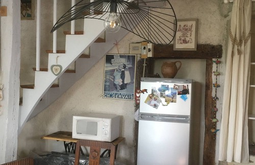 Saint-Medard Casa | Charming simplicity and a shared pool are the hallmarks of Esther's home.