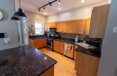 Chicago Casa | Charming single-family home for 6! FREE Parking!