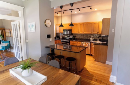 Chicago Casa | Charming single-family home for 6! FREE Parking!