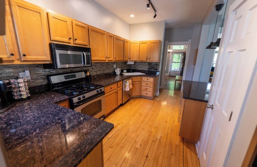 Chicago Casa | Charming single-family home for 6! FREE Parking!