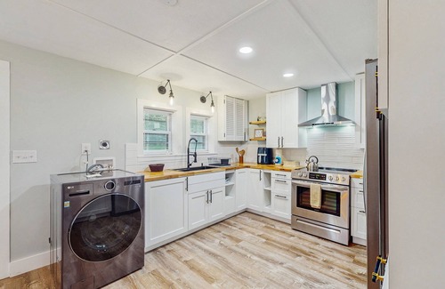 Newland Cabaña | Charming Single Level Retreat with Full Kitchen, Wifi, and Washer/Dryer Combo