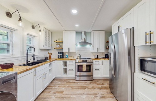 Newland Cabaña | Charming Single Level Retreat with Full Kitchen, Wifi, and Washer/Dryer Combo