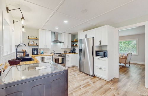 Newland Cabaña | Charming Single Level Retreat with Full Kitchen, Wifi, and Washer/Dryer Combo