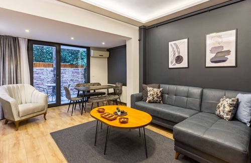 Osmanbey Apartamento | Distinguished Flat with Dreamy Backyard in Sisli