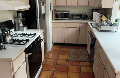 Clearwater Beach Casa | Charming Six Bedroom House Minutes Away from the East Hampton Beaches
