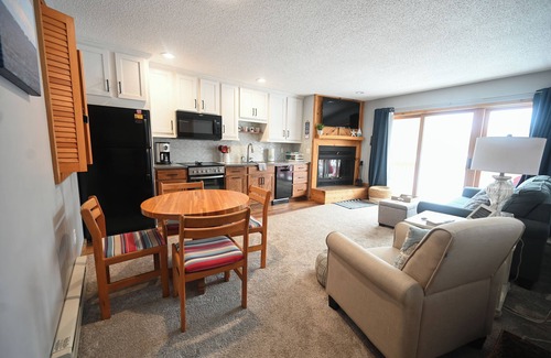 Bellaire Condominio | Charming sleeps 6, 2 bath steps to golf, private association outdoor pool!