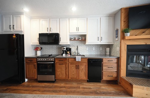 Bellaire Condominio | Charming sleeps 6, 2 bath steps to golf, private association outdoor pool!