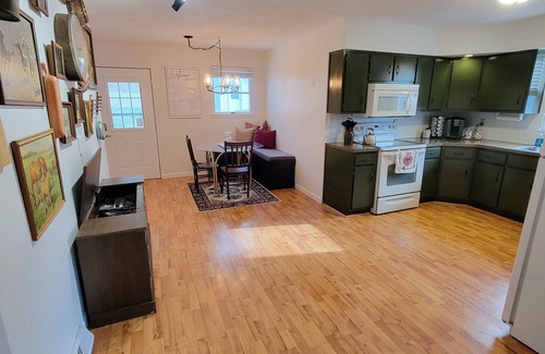 Maeystown Casa | Charming small town! Whole house