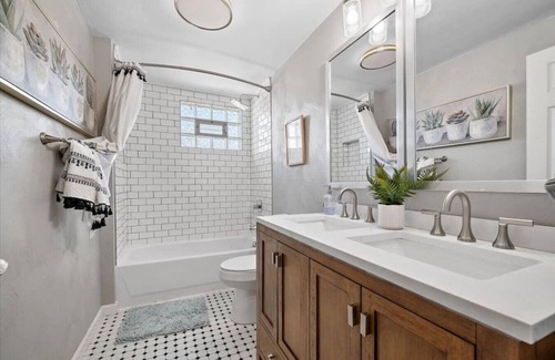 South Side Slopes Casa | Charming Southside Pitt Home w/ Pool Table + Yard