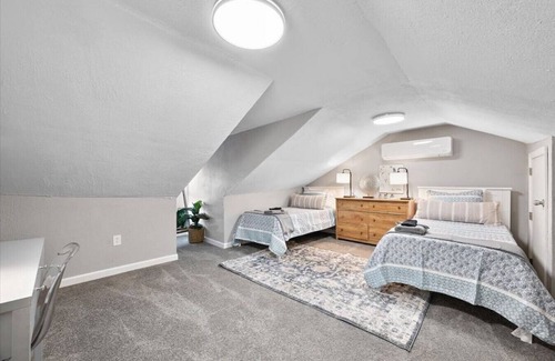 South Side Slopes Casa | Charming Southside Pitt Home w/ Pool Table + Yard