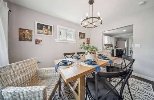 Mayfield Heights Casa | Charming & Spacious 3 bedroom 2.5 bath w fire pit in back yard and king bed