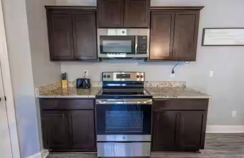 Huntcliff Casa | Charming Spacious 4-Bedroom Home, Fenced Backyard In Quiet Columbia Neighborhood