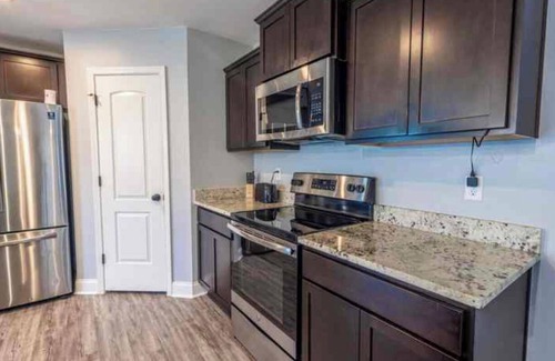 Huntcliff Casa | Charming Spacious 4-Bedroom Home, Fenced Backyard In Quiet Columbia Neighborhood