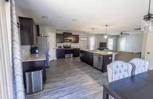 Huntcliff Casa | Charming Spacious 4-Bedroom Home, Fenced Backyard In Quiet Columbia Neighborhood