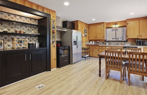 Cold Springs Cabina | Charming Spacious Cabin W/Pool Table- Minutes from Pinecrest