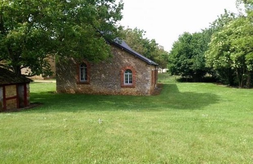 Dureil Cabaña | Gîte spacieux avec cheminée, 4 chambres et grand jardin près de la Sarthe, idéal pour visites culturelles