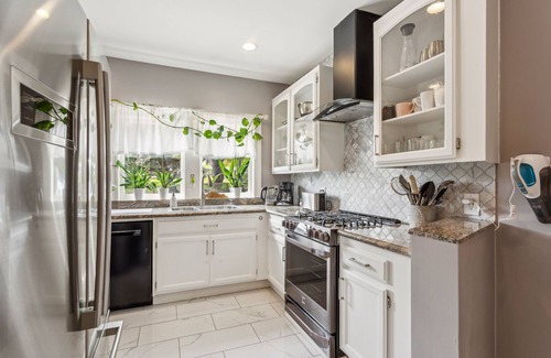 San Rafael Casa | Charming Spacious Victorian Garden Oasis in the heart of Marin, Gate, Deck, BBQ