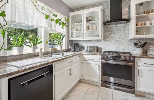 San Rafael Casa | Charming Spacious Victorian Garden Oasis in the heart of Marin, Gate, Deck, BBQ