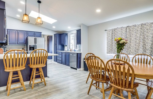 Stayton Casa | Charming Stayton Home w/ Deck + Smart TV!