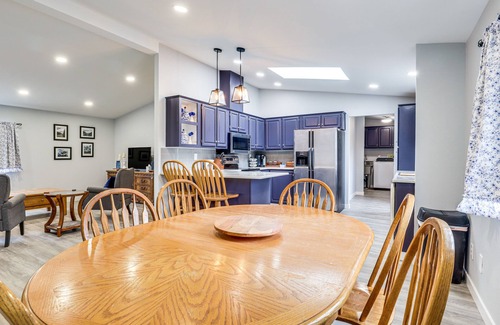 Stayton Casa | Charming Stayton Home w/ Deck + Smart TV!