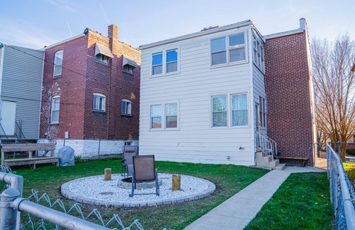 St. Louis Apartamento | Charming STL Brick w/ firepit- KingBed- 5min Botanical Garden