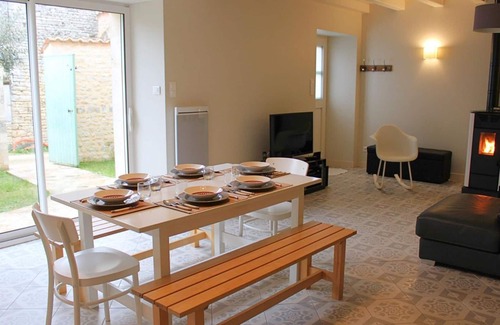 Coulonges Cabaña | Casa de Piedra con Terraza, Ideal para Familias y Pescadores, Cerca del Río Charente