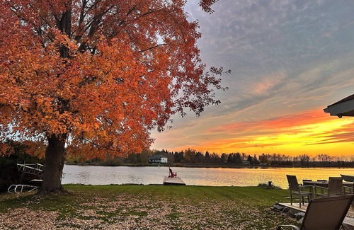 Ottawa Division Cabaña | Charming stone cottage with PRIME waterfront on Rideau River