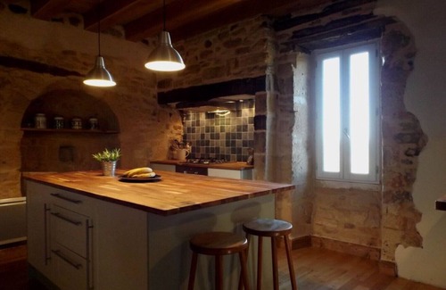 Gourdon Casa | Encantadora casa de piedra en el corazón de la ciudad medieval pero cerca del campo