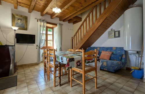 Pinols Cabaña | Casa rústica con 3 habitaciones en el corazón de Pinols, cerca del camping y rutas de senderismo