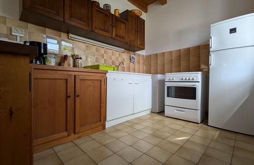 Pinols Cabaña | Casa rústica con 3 habitaciones en el corazón de Pinols, cerca del camping y rutas de senderismo
