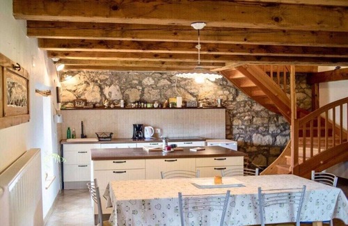 Robidisce Casa | Encantadora casa de piedra NADIZA cerca del Valle de Soca