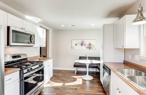 Denton Casa | ★ Stones Throw Cottage ★ UNT, TWU, Downtown Courthouse Square!