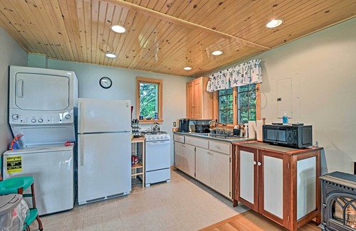 Stonington Apartamento | Charming Stonington Studio w/ Ocean Views!