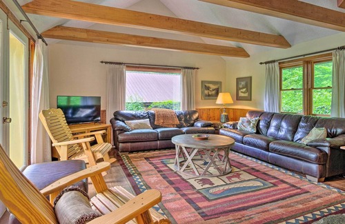 Waynesville Cabina | Charming Storybook Hideaway w/ Fire Pit & Deck!