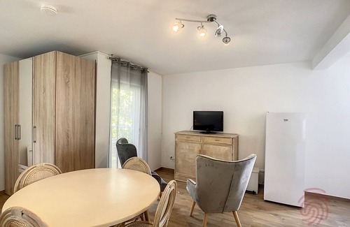 Lamalou-les-Bains Apartamento | Estudio acogedor con terraza, cerca del centro y los termas, ¡ideal para relajarse!