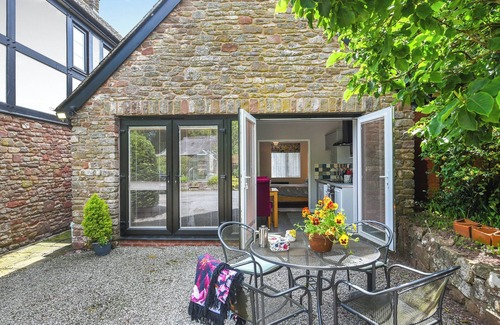 Llangarron Cabaña | Charming Studio Apartment in a Tranquil, Historic Village located near Ross-on-Wye.